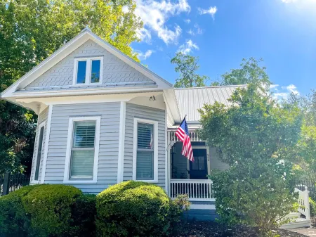 Charming Victorian Bike to Shops, Mins to Antiques & Wedding Venues
