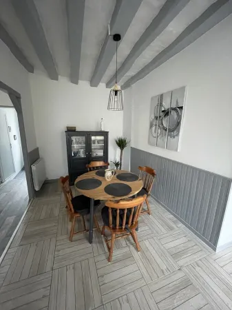 House sleeps 5 in the heart of Toucy Отели в г. Туси