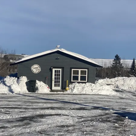 Beautiful Cabin Sleeps 4(up to 6) w/direct access to snowmobile and ATV trails!
