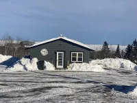 Beautiful Cabin Sleeps 4(up to 6) w/direct access to snowmobile and ATV trails!