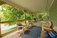 Inviting Mtn Retreat! Fire Pit+Grill~WiFi~Near Avl~ 3 Mins to Hatley Pointe!