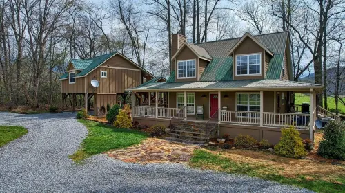 Creekside, pet friendly, wrap-around porch, minutes to downtown Hayesville!