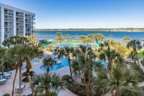 PENTHOUSE HIDEAWAY: BEACH LOVERS' ROMANTIC HAVEN - VIEWS to INFINITY!