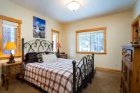 Modern Tahoe Donner Cabin. Hot Tub.  Near Trails, Skiing & Downtown Truckee