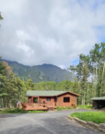 Home nestled in a private forest setting,  mountain views, walk to Kenai Lake. Hotels in Cooper Landing