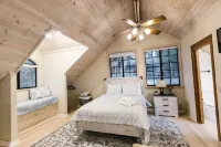 Crestline Luxury All-Suite Retreat with Lakeview Hotel dekat Lake Gregory Regional Park