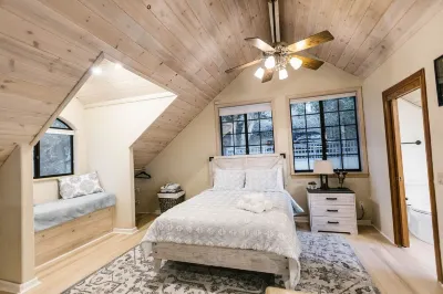 Crestline Luxury All-Suite Retreat with Lakeview Hotels near Nocturnal Wonderland