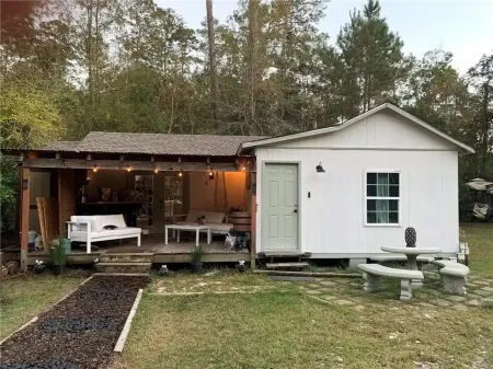 Adorable 2 bedroom cottage