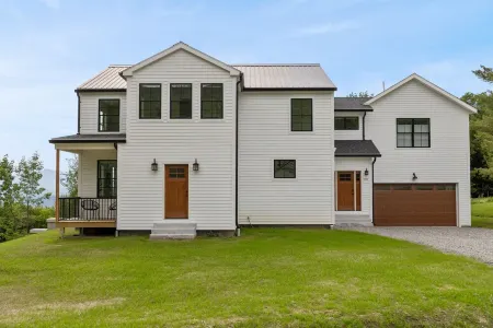 Centrally Located w/ easy access to Stowe and MRV