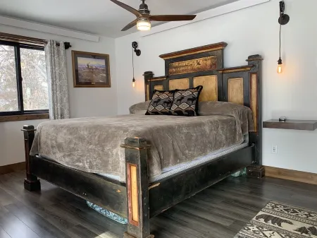 Newly built Sage Cabin -4 miles from YNP & Hot Springs in 13 acre horse ranch.