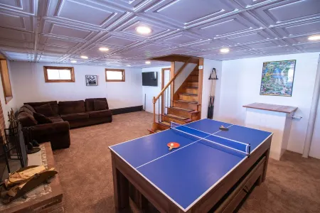 Lakefront Home With Island View Отели в г. Отсего