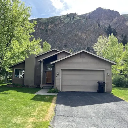 Spacious 3B/2BA house w/ fenced yard+mountain view
