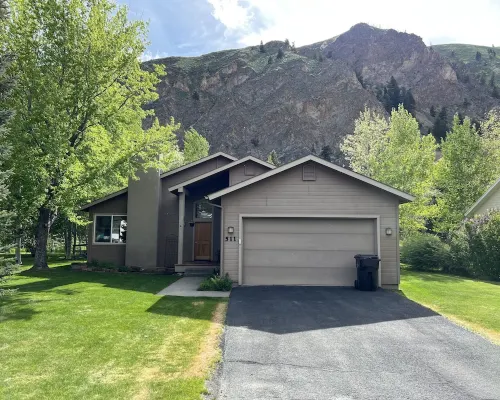 Spacious 3B/2BA house w/ fenced yard+mountain view Hotels in Hailey