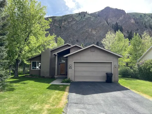 Spacious 3B/2BA house w/ fenced yard+mountain view