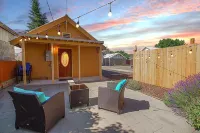 Cascade Getaway - Heart of Cle Elum - Full Kitchen, Private Patio & Pet Friendly