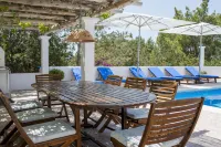 Beautiful house with large pool for 8 in the hills of San Jose very well located - Villas