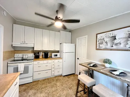 Newly Renovated Bright & Cozy Retreat