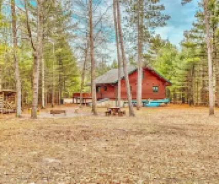 Spacious 3 Story Cabin. Access to UTV/ATV Trails & Near Lake Arbutus