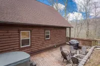 Amazing Cabin w/Firepit, Gametable, Hot Tub, Wifi, Cable