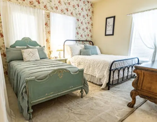 Cute and cozy cottage in Atoka, home of Reba’s Place.