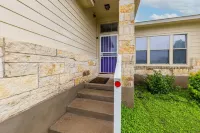 "Charming 3BR/2BA Haven: Short Distance to Austin and surrounding Cities!