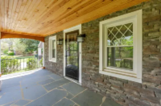 Modern Comfort Meets Relaxation- Spa Style Master with a Jacuzzi& Outdoor Oasis