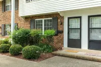 Relaxing UNC Townhome with Pool Hotel a 