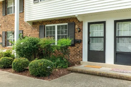 Relaxing UNC Townhome with Pool Отели рядом с достопримечательностью «Университет Северная Каролина в Чапел Хилл»