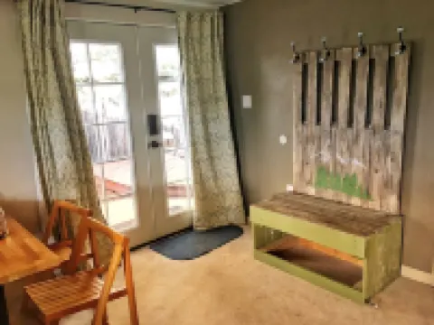 Charming Guest Suite Close to Downtown Golden