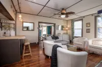 Cottage On Main- In The Heart Of Weston