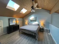 Lakefront SML penthouse with stunning mountain-lake views, pools, beach, + more!