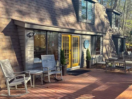 Entire cabin on Lake Sequoyah in Highlands.