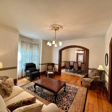 Charming Historic Getaway: Unwind in Lancaster's Timeless Elegance