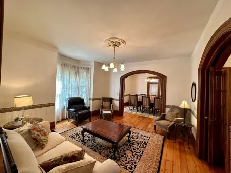 Charming Historic Getaway: Unwind in Lancaster's Timeless Elegance