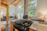 Mt Baker Retreat - Hot Tub, BBQ, Fireplace