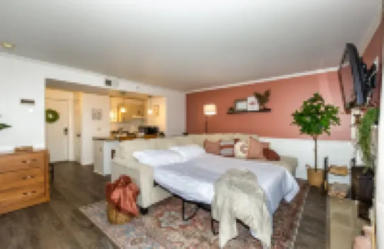 Peaceful Spa Villa Getaway - Hot Tub - 3 minutes to Mohegan Sun Casino