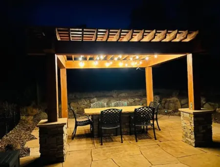 Cheerful Cabin with large stone patio and hot tub, next to trails!! Отели в г. Коконино