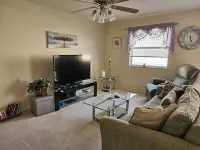 2BR/2BA with electric golf cart,  5 minutes to Lake Sumter and 466 shopping. Hotel a The Villages