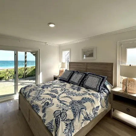 Oceanfront 8 bedroom/sleeps 20 with large gathering and outdoor areas