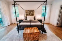 LAKE FRONT - New Build, No Steps to Lake, Quiet Cove, Big Creek -Seasonal Water