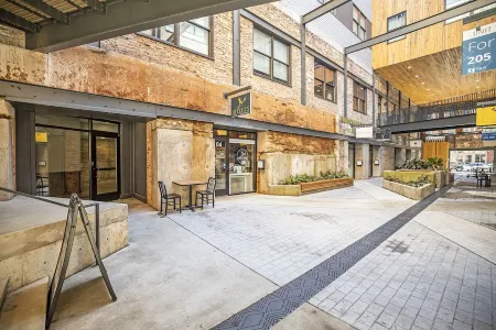 Iconic Morris Ave condo retreat sleeps 6 +rooftop