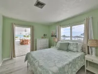 Spacious waterfront home in Apollo Beach w/ private swimming pool and boat dock. Hotels in Apollo Beach
