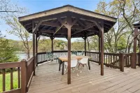 Waterfront Lakehouse with Dock, Kayaks, Paddleboards, Hot tub