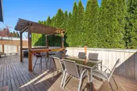 Walk to Wineries & Restaurant’s!