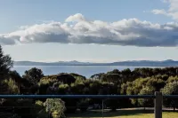A luxurious with incredible seaviews and beaches only minutes away Hotels in Flinders Island