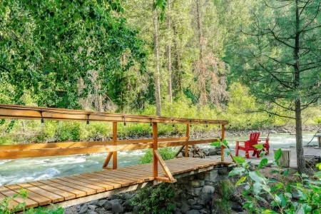Riverfront luxury on White Pass with hot tub, firepit, and game room