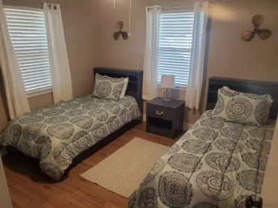 Summer Adventures on the Lake! Bring your boat Hotel in zona Ferran Park and Esutis Lake Walk