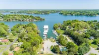 Lake Norman getaway steps away from Marina!