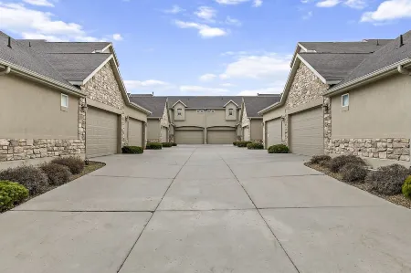 Family-Friendly, Stylish Townhouse! Fenced Yard, Garage, BBQ & Great Location!