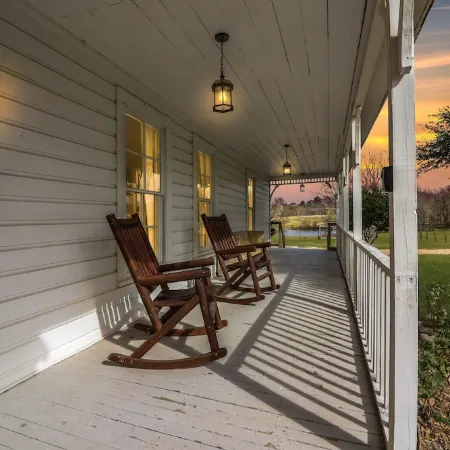 Country Farmhouse close to Texas A&M, wedding venues, & wineries!